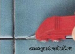 Удаление старой затирки ножом