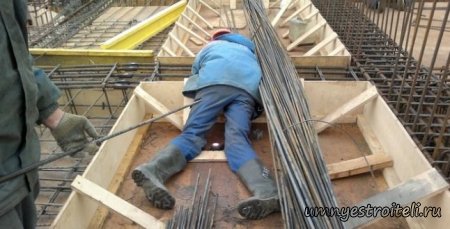 Подсобный рабочий в строительстве. Подсобный рабочий в строительстве.