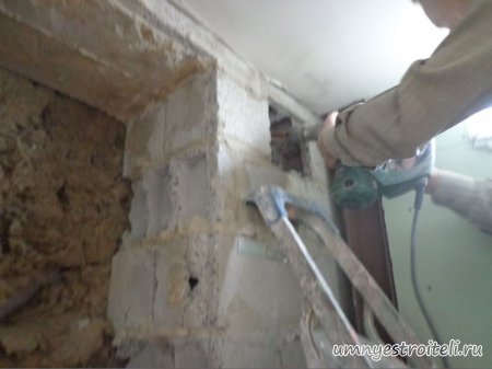 Делаем сквозное отверстие в шлакоблоке.