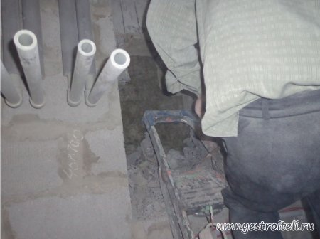 Делаем сквозное отверстие в шлакоблоке.