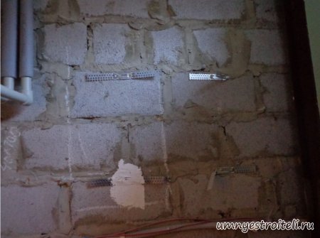 Делаем сквозное отверстие в шлакоблоке.