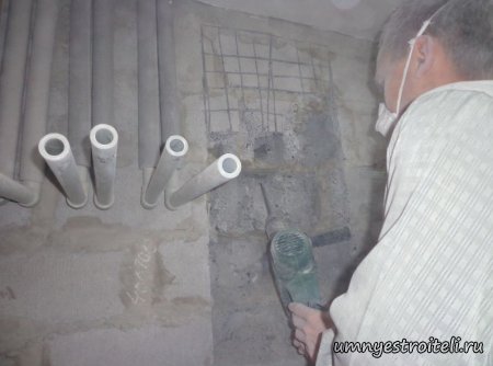 Делаем сквозное отверстие в шлакоблоке.