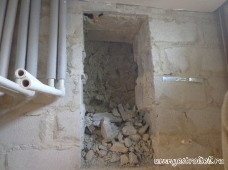 Делаем сквозное отверстие в шлакоблоке.