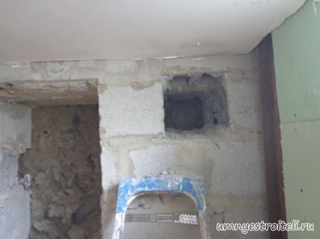 Делаем сквозное отверстие в шлакоблоке.