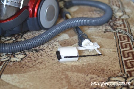 Подтекает поплавочный рычаг в унитазе.