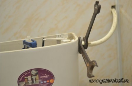 Подтекает поплавочный рычаг в унитазе.