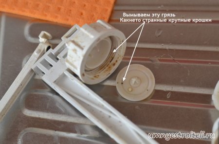 Подтекает поплавочный рычаг в унитазе.