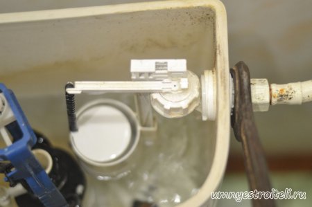 Подтекает поплавочный рычаг в унитазе.