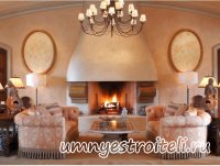 Камин в гостиной.