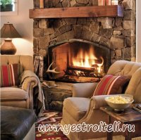 Камин в гостиной.