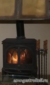 Камин в гостиной.