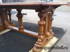 Резной стол из дерева с каменной столешницей.