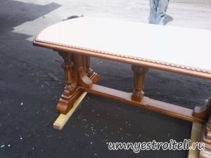 Резной стол из дерева с каменной столешницей.