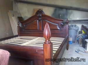 Резная кровать ручной работы.