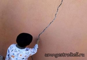 как заделать трещины в шлакоблочной стене. 1388416704 zadelka treschin v stene eto prosto. как заделать трещины в шлакоблочной стене фото. как заделать трещины в шлакоблочной стене-1388416704 zadelka treschin v stene eto prosto. картинка как заделать трещины в шлакоблочной стене. картинка 1388416704 zadelka treschin v stene eto prosto. Заделать трещину в стене можно самостоятельно. Такие повреждения появляются довольно часто и уродуют внешний вид квартиры. Правильный наполнитель, грунтовка, основные инструменты и несколько часов работы позволят достичь хороших результатов в виде гладкой поверхности. На вопрос: чем замазать трещины в стене, отвечает это руководство.