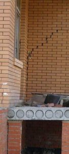 как заделать трещины в шлакоблочной стене. 1388435545 treschina v stene. как заделать трещины в шлакоблочной стене фото. как заделать трещины в шлакоблочной стене-1388435545 treschina v stene. картинка как заделать трещины в шлакоблочной стене. картинка 1388435545 treschina v stene. Заделать трещину в стене можно самостоятельно. Такие повреждения появляются довольно часто и уродуют внешний вид квартиры. Правильный наполнитель, грунтовка, основные инструменты и несколько часов работы позволят достичь хороших результатов в виде гладкой поверхности. На вопрос: чем замазать трещины в стене, отвечает это руководство.
