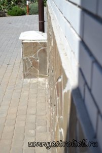 Облицовка цоколя диким камнем