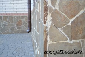 Облицовка цоколя диким камнем