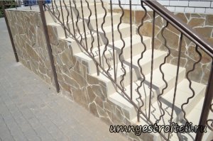 Облицовка цоколя диким камнем