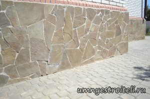 Облицовка цоколя диким камнем