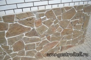 Облицовка цоколя диким камнем