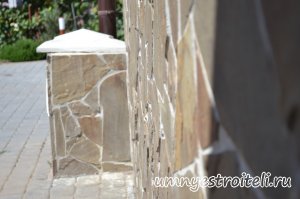 Облицовка цоколя диким камнем