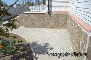 Облицовка цоколя диким камнем