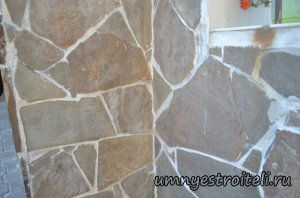 Облицовка цоколя диким камнем