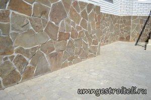 Облицовка цоколя диким камнем
