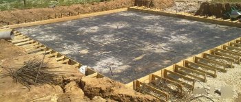 Установка съёмной опалубки под ленточный и монолитный фундамент