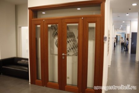 Фрамуга над большими дверями и по бокам