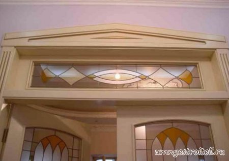 Фрамуга над большими входными дверями с двумя дверьми