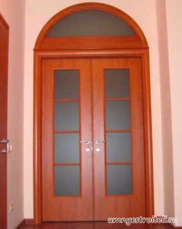 Фрамуга над дверями в офис