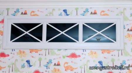 Окно фрамуга в детской комнате на этом фото