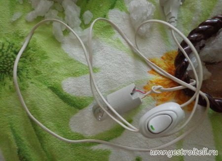 Составляющие солевой лампы - провод, лампочка, цоколь, переключатель