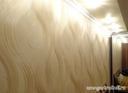 Фото светлых обоев в спальне с размашистыми линиями