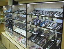 Освещение витрин с цепочками