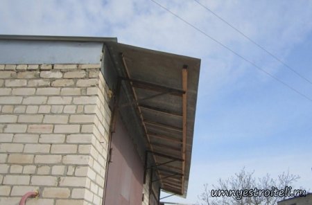 Козырёк над гаражом.