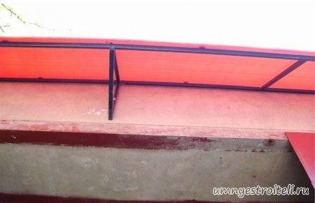 Козырёк над гаражом.