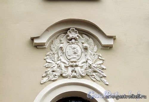 Сандрик над лепным декором двери