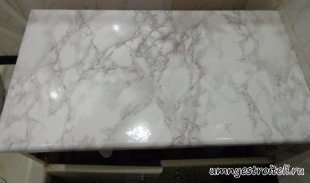 Обклеенная поверхность стола в ванной