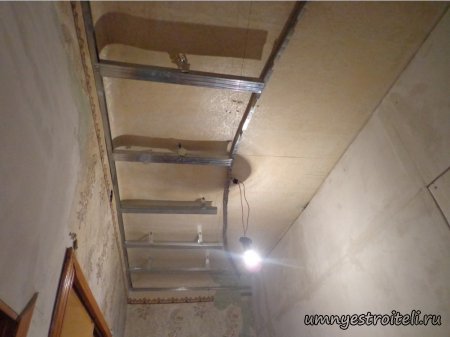 Потолок из гипсокартона в прихожей.