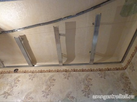 Потолок из гипсокартона в прихожей.