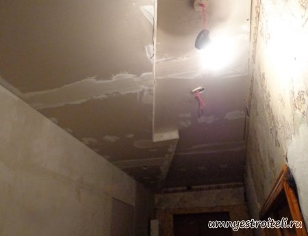 Зашили потолок в коридоре гипсокартоном