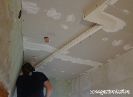 Клеим багет на потолок в прихожей из гипсокартона