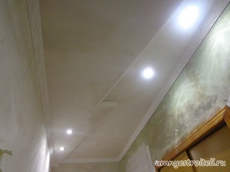 Потолок из гипсокартона в прихожей со включёнными лампочками