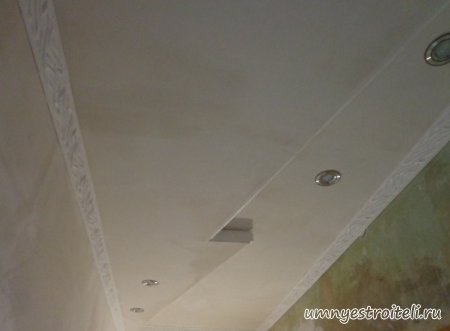 Потолок из гипсокартона в прихожей.