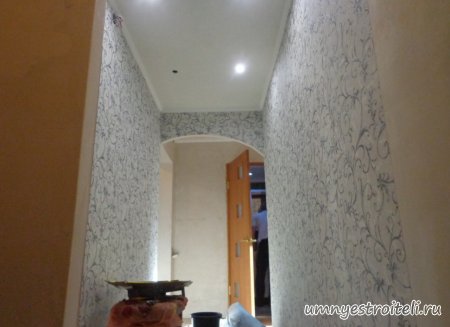 Чёрно-белые обои в коридоре