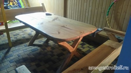 Стол из дерева для дачи или кафе из сосны.
