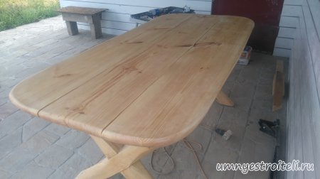 Стол из дерева для дачи или кафе из сосны.